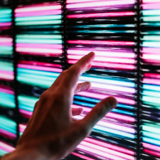 Jak zamontować neon LED na ścianie? Sposoby montażu i praktyczne wskazówki