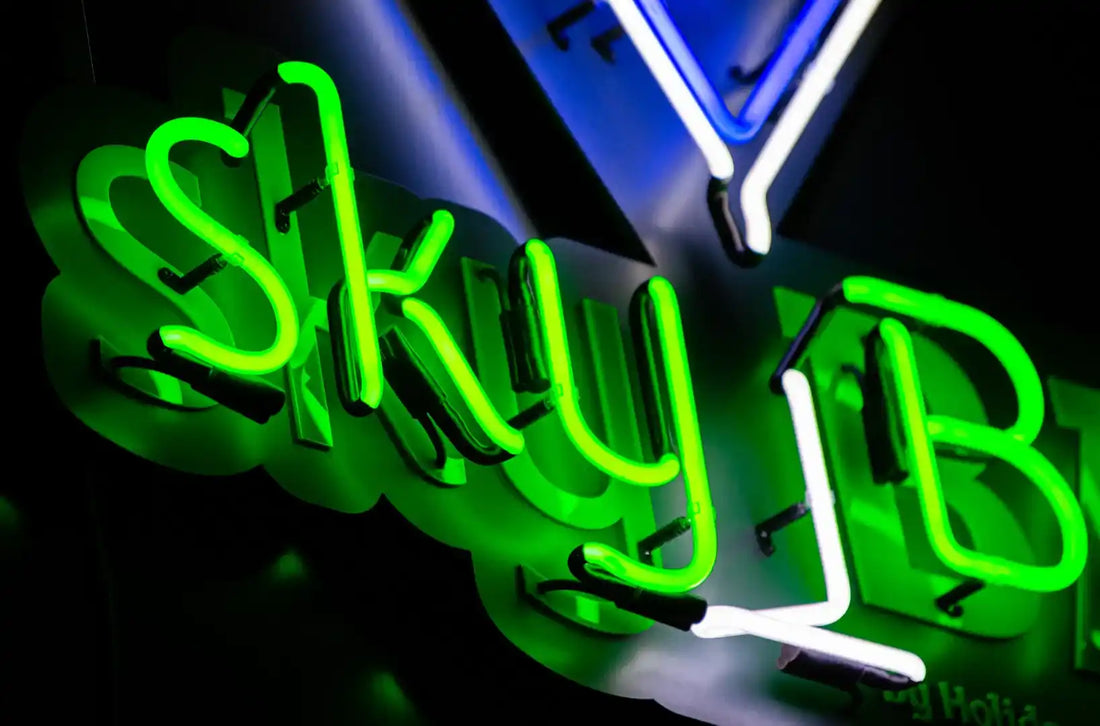 Neon LED czy tradycyjny szklany? Porównanie kosztów, trwałości i montażu