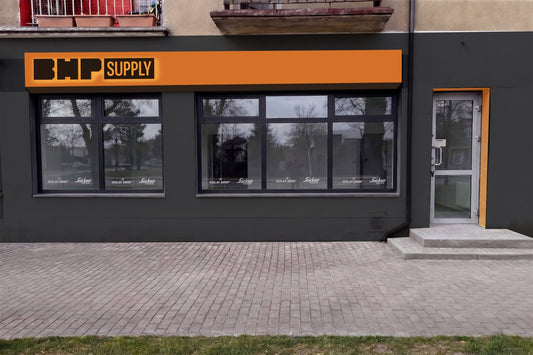 BHP Supply długi szyld na front budynku z literami halo i podkonstrukcją na klimatyzator