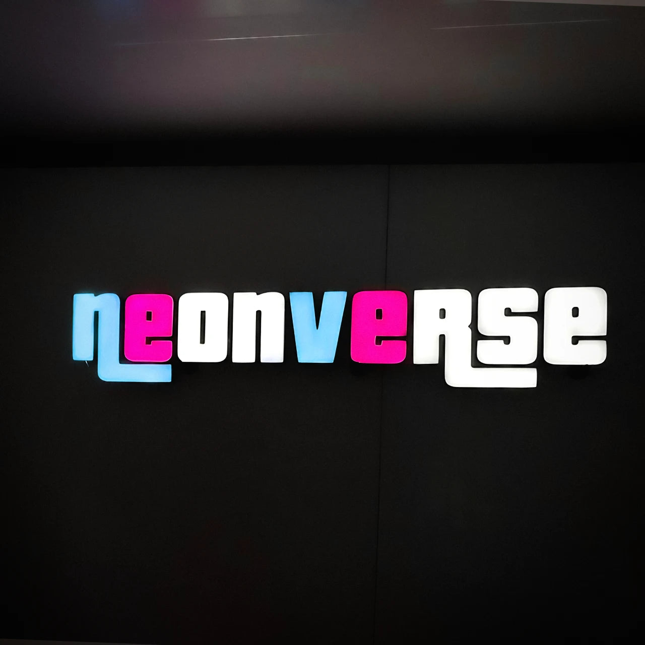 ledon - podświetlane logo firmy NeonVerse