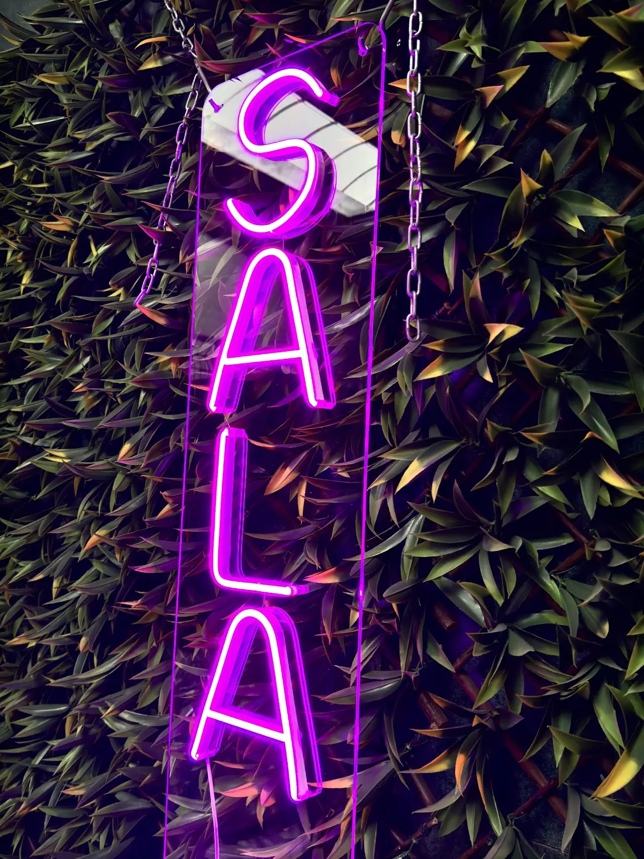 napis LED SALA dla restauracji z Warszawy