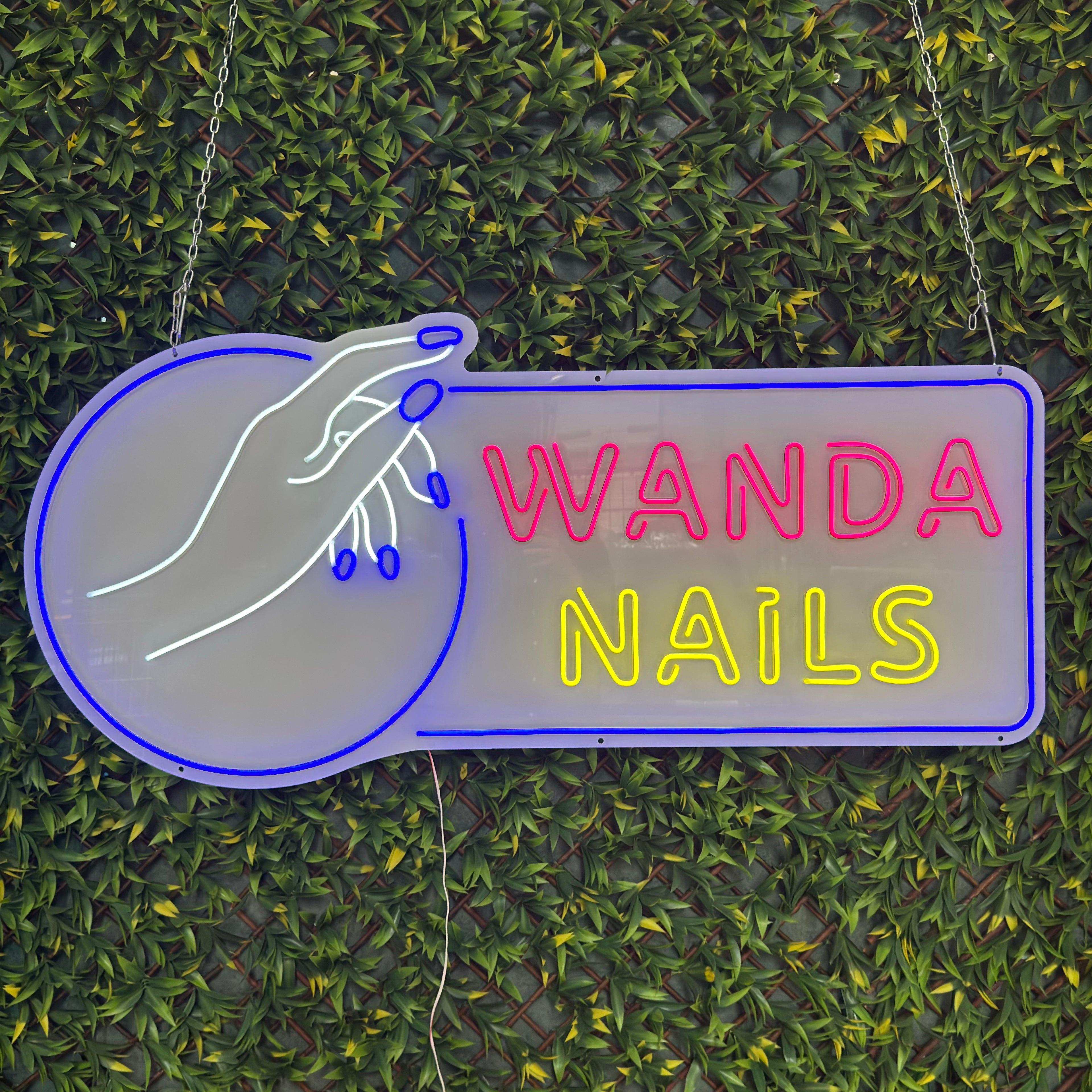 neon LED Wanda Nails do filmu Teściowie 3