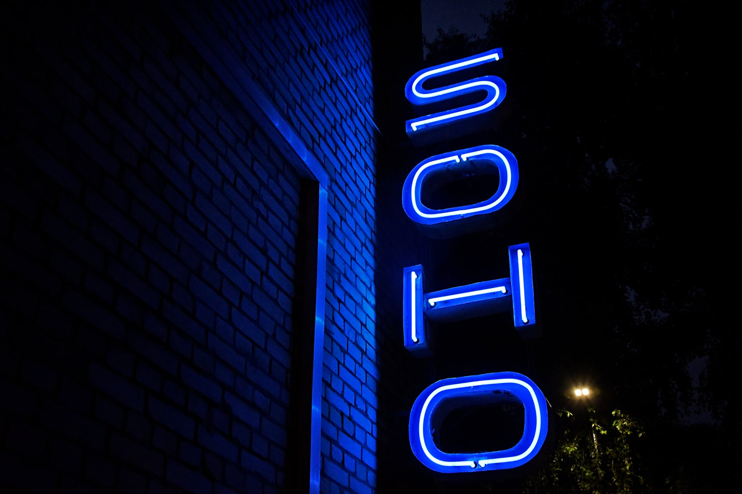 szklany niebieski neon SOHO