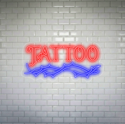 Neon z napisem "tattoo" na tle ściany wyłożonej glauzrowymi kafelkami w studio tatuażu
